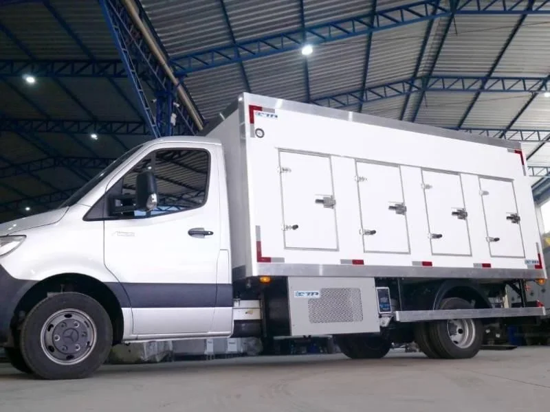 Furgão refrigerado com múltiplas portas laterais